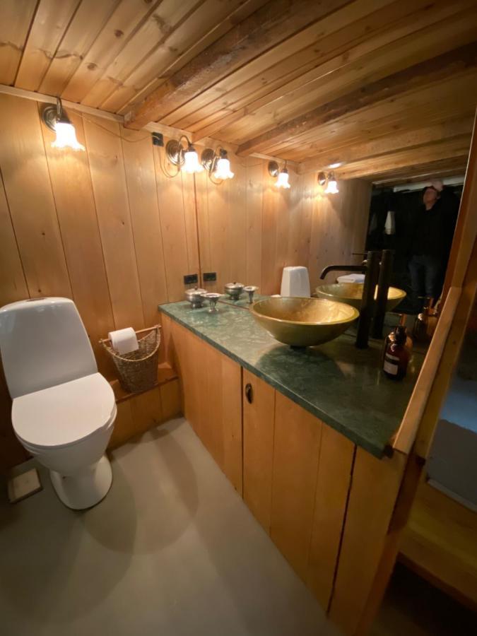 Charming And Authentic Heritage Retreat In Kvivik - Right Next To The River Exterior photo